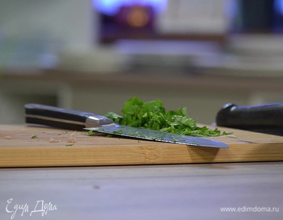 Кинзу мелко порубить.