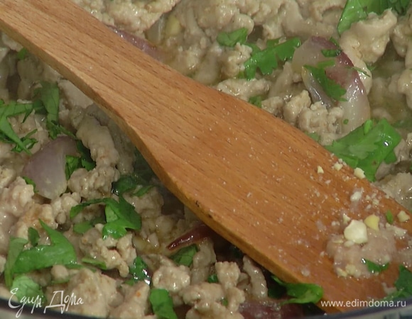 Приготовить начинку: разогреть в сковороде оливковое масло и обжарить оставшийся лук и чеснок до золотистого цвета, добавить фарш и 1 ч. ложку имбирной смеси, все перемешать и слегка обжарить, всыпать кешью, влить соус чили и прогревать до готовности, затем посыпать начинку половиной кинзы и перемешать.