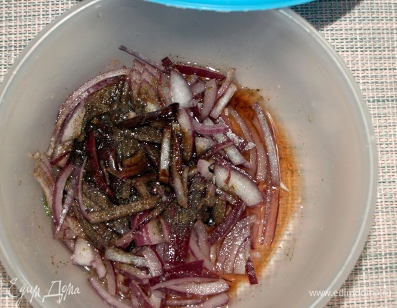 Красный лук нарезаем перьями, отправляем в контейнер. Добавляем все ингредиенты для заправки. Контейнер закрыть крышкой и хорошо встряхнуть.