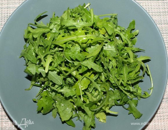 Руколу промыть, дать стечь воде. Раскладываем по тарелкам.