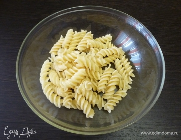 Макаронные изделия сварить альденте. Не обязательно спиральки, можно любой формы, только не крупные. Или использовать то, что не съели накануне.