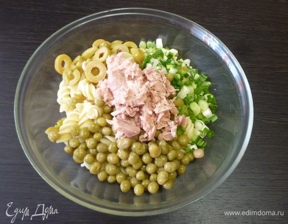 Тунца разобрать на кусочки. У меня консервированный тунец для салатов уже измельченный. Зеленый лук и оливки нарезать колечками. Добавить консервированный горошек.