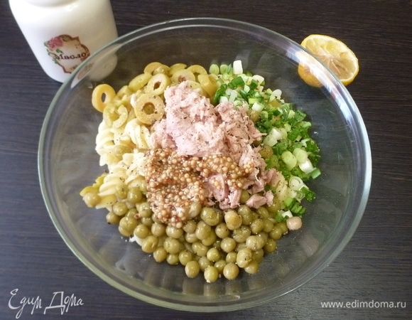 Заправить салат оливковым маслом, горчицей и соком лимона.