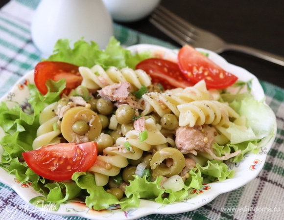 Листья салата нарвать кусочками, помидорки нарезать на четвертинки и добавить в салат. Перемешать. Приятного аппетита!