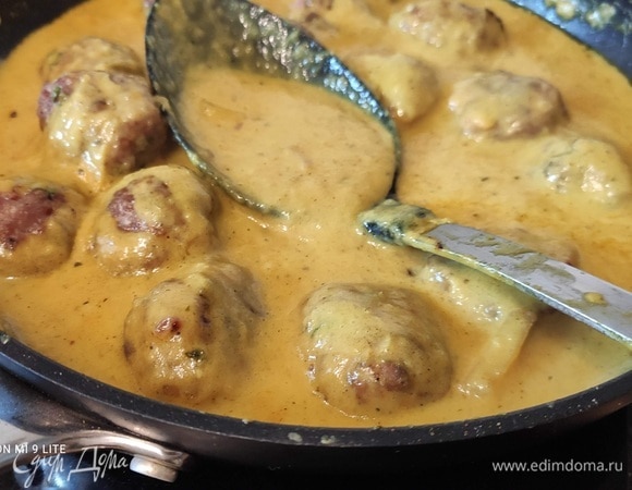 Для соуса пассеровать оставшийся лук, чеснок и имбирь в небольшом количестве растительного масла на слабом огне на сковороде в течение 3–5 минут. Добавить немного соли и тушить, продолжая помешивать. Добавить кориандр, куркуму и порошок карри, хорошо перемешать и тушить еще 2 минуты. Выложить кусочки свежего манго в сковороду, хорошо перемешать и тушить около 2 минут. Налить в сковороду кокосовое молоко и довести до кипения. Затем перелить в высокую емкость и с помощью погружного блендера пюрировать. Снова переложить соус в сковороду и при необходимости держать в тепле на слабом огне, больше не кипятить. Приправить по вкусу солью, перцем и сахаром (по желанию). Готовые тефтели достать из духовки и выложить в сковороду с соусом.