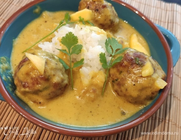 Подавать тефтельки, украшенные небольшими кубиками манго, посыпав кинзой и мятой (оба варианта по желанию), с рассыпчатым ароматным рисом.