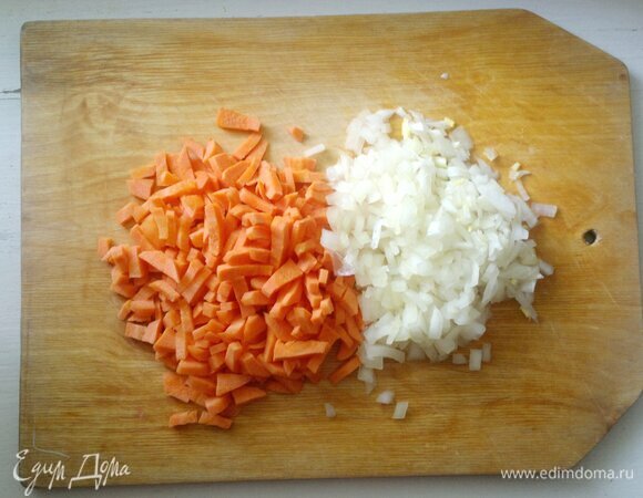 Варка бульона не входит во время приготовления щей. Лук и морковь почистить, вымыть, обсушить. Лук нарезать мелкими кубиками, морковь — короткими брусочками.
