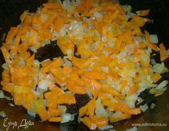 Лук и морковь обжарить на растительном масле до мягкости.
