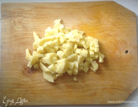 Картофель почистить, вымыть, обсушить, нарезать небольшими кубиками.