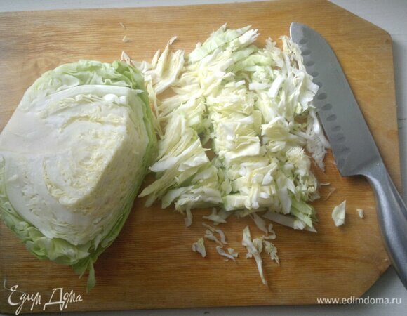 Молодую белокочанную капусту вымыть, обсушить, нарезать соломкой.