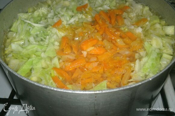 Когда овощи в кастрюле будут почти готовы, выложить морковь с луком и капусту, перемешать, варить 5 мин.