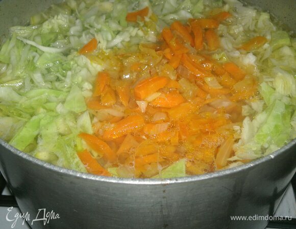 Когда овощи в кастрюле будут почти готовы, выложить морковь с луком и капусту, перемешать, варить 5 мин.