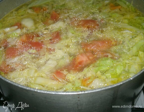 Добавить в кастрюлю помидор и перец, перемешать.