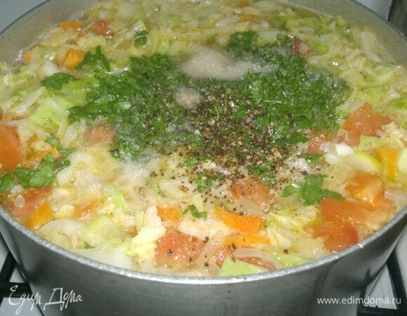 Добавить зелень и чеснок в кастрюлю. По вкусу посолить, поперчить. Варить 3–4 мин. и выключить огонь. Дать щам настояться 10–15 мин.