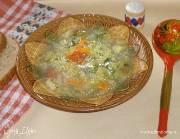 Разлить щи по тарелкам и подать к столу. Если любите, можно добавить сметану, но вкусно и без нее. Угощайтесь! Приятного аппетита!