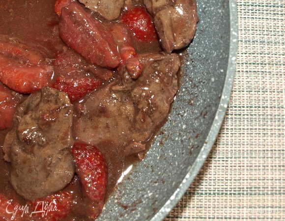 Клубнику промыть, разрезать на две-три части. Печень промыть, дать стечь воде, удалить все лишнее. Печень обжарить в смеси растительного и сливочного масел 5–7 минут. Добавить клубнику и готовить 2 минуты. Добавляем вино, соль и перец. Готовим 2 минуты.