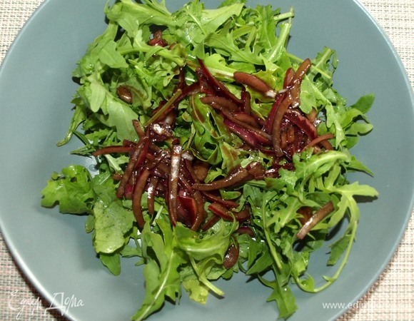 На руколу выкладываем лук в заправке.