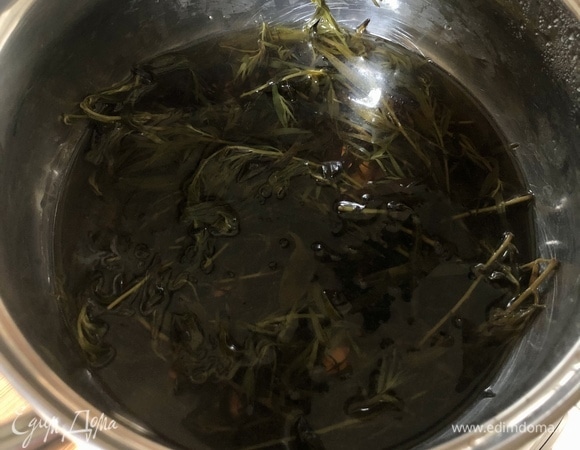 Сахар и воду соединить в сотейнике и нагреть до полного растворения сахара. Добавить листья тархуна, довести до кипения, накрыть крышкой и дать настояться 1 час.