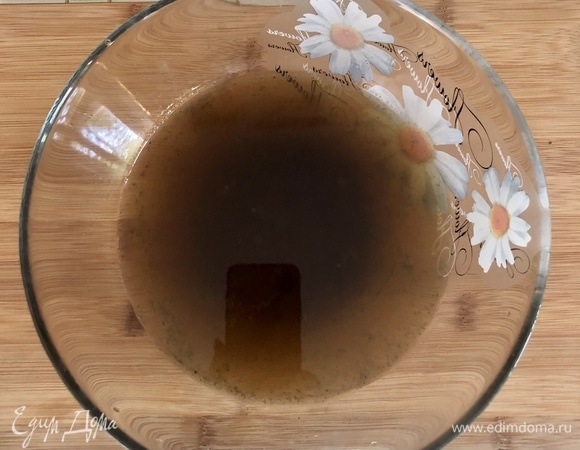 Сироп с листьями тархуна измельчить погружным блендером и процедить.