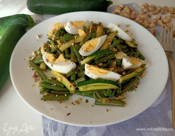 Убрать чеснок. Овощи выложить на блюдо, добавить куриные яйца и посыпать орехами. Салат готов. Его можно подавать как в холодном, так и в теплом виде. Фисташки можно заменить на кедровые орешки или миндаль. Приятного аппетита!