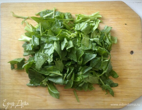 Шпинат нарезать.