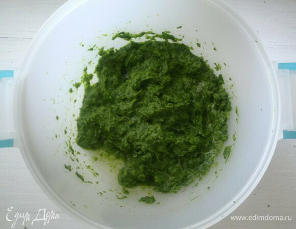 Нарезанный шпинат пюрировать блендером.