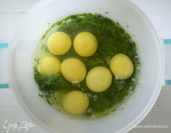 В шпинатное пюре разбить яйца, взболтать венчиком.