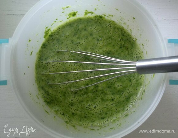 В яичную массу со шпинатом влить молоко, всыпать соль и черный перец, перемешать.