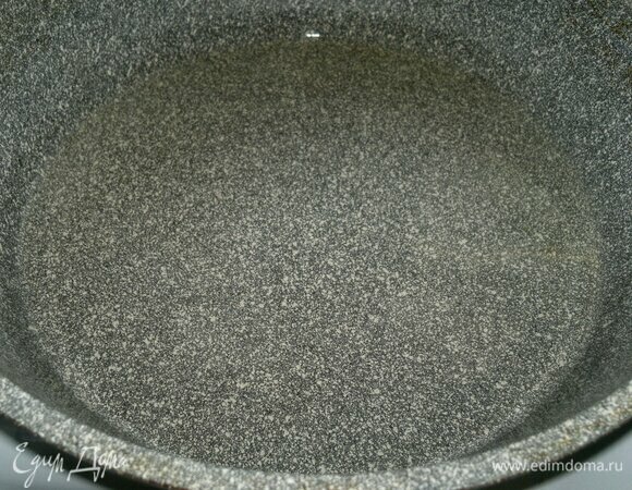 В сковороде разогреть растительное масло.