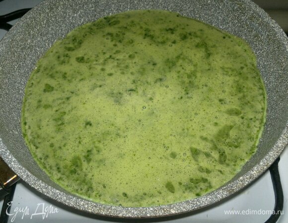Влить в сковороду яичную массу со шпинатом. Жарить омлет на медленном огне 5–7 мин.