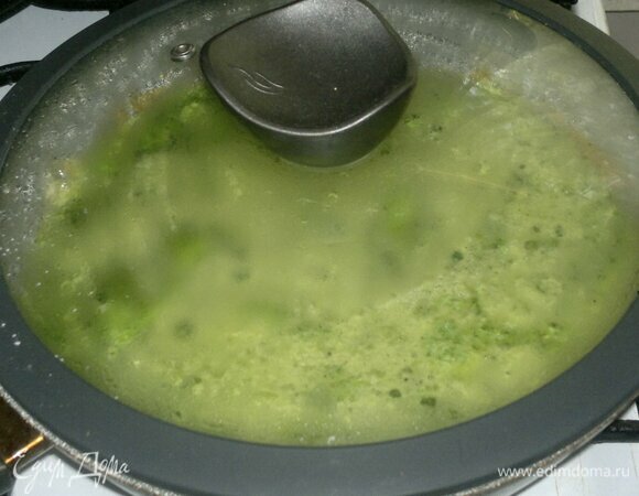 Накрыть сковороду крышкой и продолжать жарить омлет до готовности.