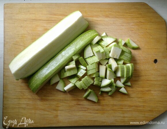Кабачок вымыть, обсушить, отрезать кончики. Разрезать кабачок вдоль на 4 части, затем — тонкими ломтиками.