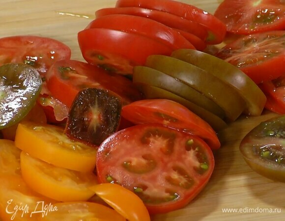 Помидоры нарезать кружками.