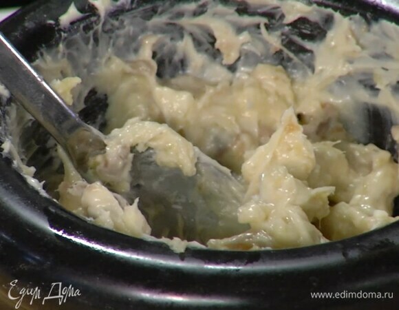 Приготовить пряное масло: два зубчика чеснока почистить и растереть в ступке с солью, выложить к чесноку анчоусы и растереть все вместе, затем добавить сливочное масло, поперчить и еще раз растереть.