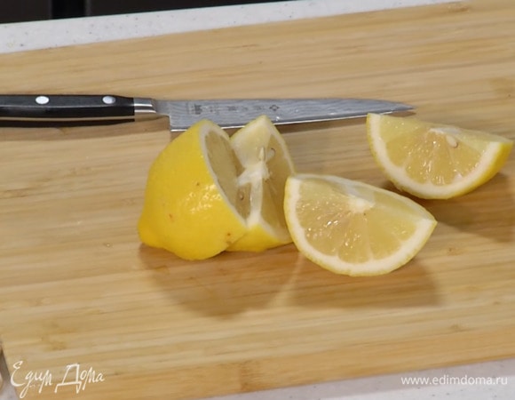 Лимон крупно порезать.