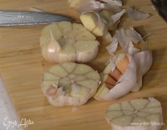 Головки чеснока разрезать вдоль пополам.