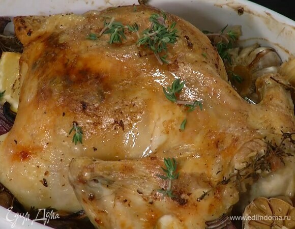 Запекать курицу 30 минут в разогретой духовке, затем понизить температуру до 170°С градусов и запекать до готовности. Готовую курицу украсить оставшимся тимьяном.