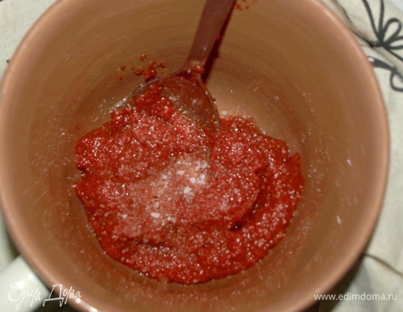 В миске развести томатную пасту, сахар и соль горячей водой до консистенции сметаны.