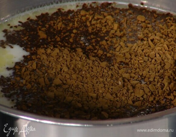 Молоко влить в небольшую кастрюлю, добавить 50 г сливочного масла, растворимый кофе и довести до кипения.