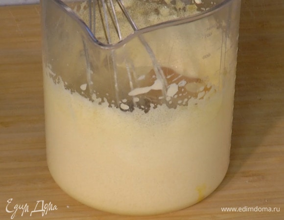 Яичные желтки, 175 г сахара и ванильный экстракт взбить миксером с насадкой-венчиком в пышную массу, затем влить ром и взбить все еще немного.