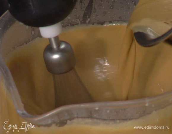 Продолжая взбивать, тонкой струйкой влить молочно-кофейную массу, затем всыпать муку и вымешать тесто венчиком.