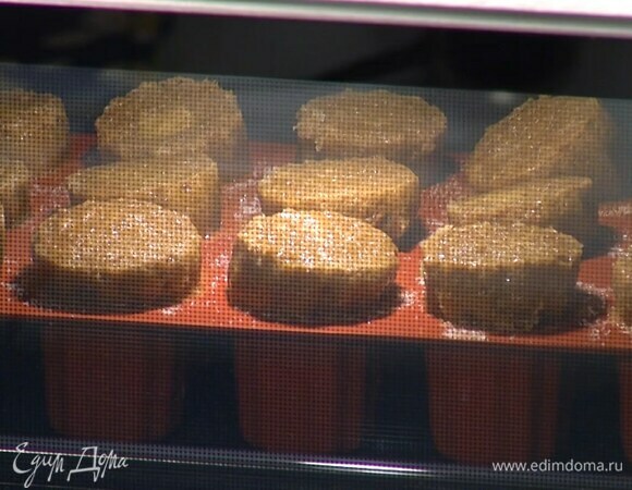 Выпекать канеле в разогретой духовке 35–40 минут.