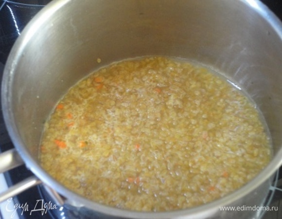 В сотейнике доведите до кипения бульон (можно из кубика или порошка), всыпьте булгур, накройте крышкой, отключите нагрев и оставьте на плите на 15 минут.