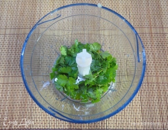 За это время приготовьте заправку. Листья петрушки поместите в блендер вместе с маслом, лимонным соком и щепоткой соли. Взбейте. Огурцы и помидоры, если это не черри, нарежьте кубиками. Черри нарежьте дольками.