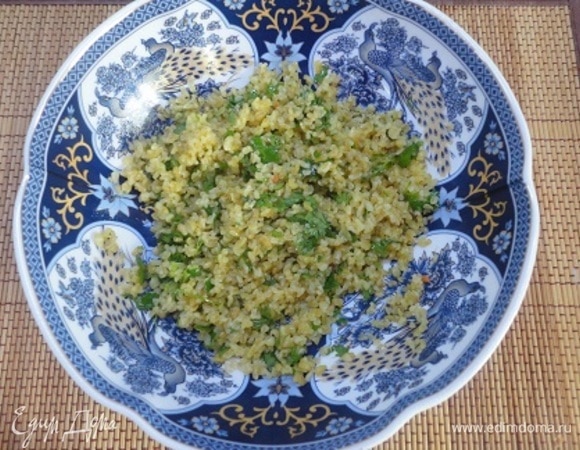 Смешайте горячий булгур с заправкой.