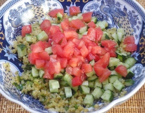 Затем добавьте огурцы и помидоры.