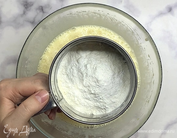 Яйца со сгущенкой взбиваем миксером. Просеиваем муку с разрыхлителем и хорошо перемешиваем.