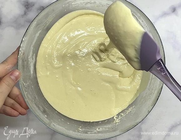 Вымешиваем или взбиваем миксером тесто до однородности. Тесто получается, как густая сметана.