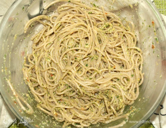 Полбяные спагетти приготовить, как указано на пачке производителя. В горячие спагетти добавить заправку из тофу. Хорошо перемешать. Подавать с кедровыми орехами, свежими овощами и зеленью.