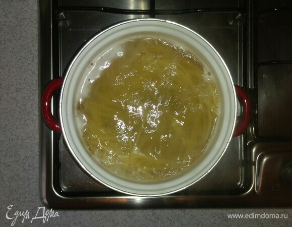 Готовим спагетти. Наливаем в кастрюлю 1 л воды, солим и ставим на плиту. Когда вода закипела, то кладем туда спагетти и варим до готовности.